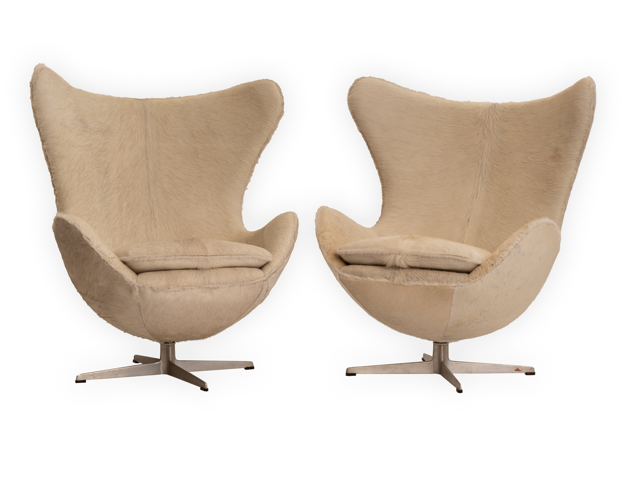 PAIR OF AME JACOBSEN EGG CHAIRS 1